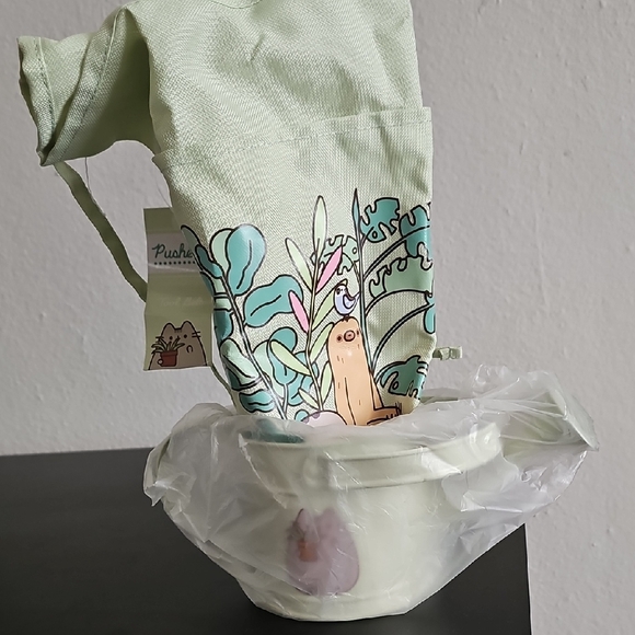 Pusheen Gardening Set with Brown and Green Accents - Picture 2 of 4